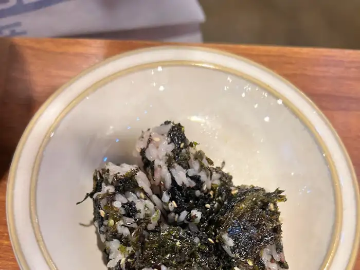 정갈하게 담긴 밥과 김