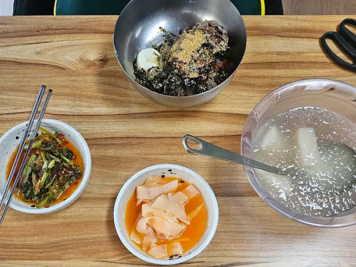영광정메밀국수 본점의 메밀국수, 김치, 수육 한 상 차림