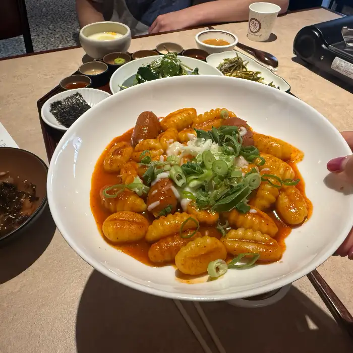 빨간 양념 소스와 함께 나온 뇨끼 떡볶이