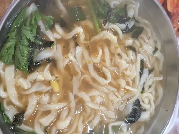 호박식당 칼국수 국물에 담긴 풍성한 면발과 채소