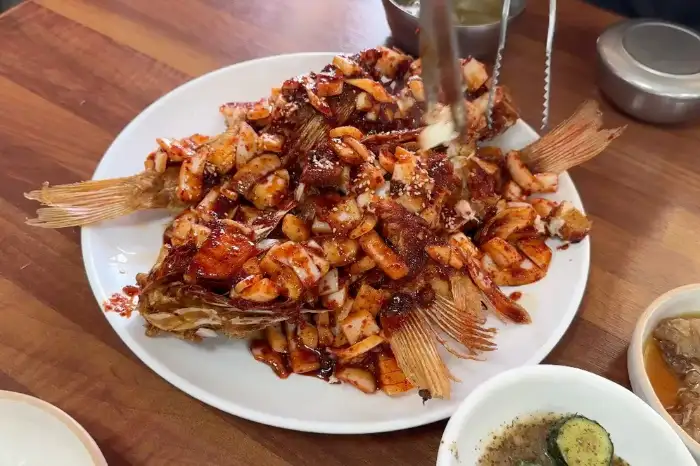 매콤달콤한 양념과 신선한 생양파가 조화를 이루는 으뜨미 우럭정식