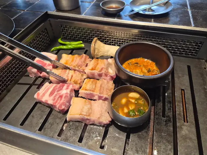 불판에 올라간 궤네깃도 중문흑돼지 오겹살과 곁들임 반찬