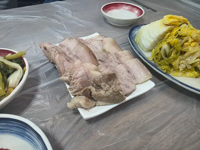 백촌막국수의 두툼하고 부드러운 수육