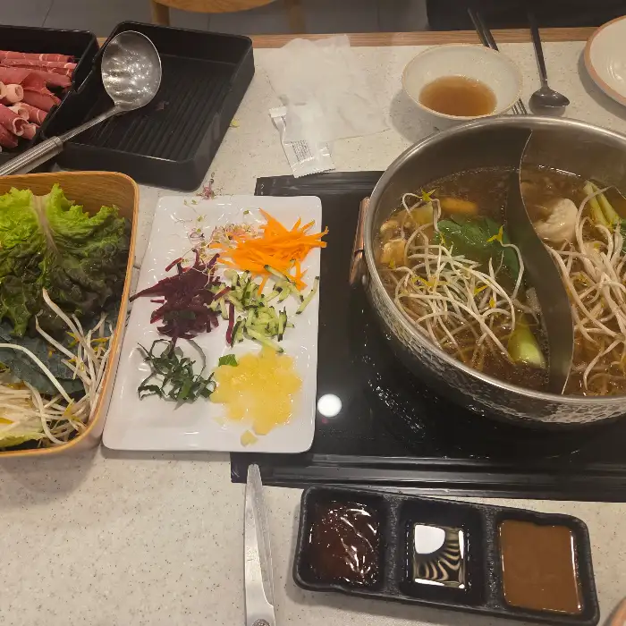 중앙샤브 영주택지본점의 샤브샤브 한 상 차림
