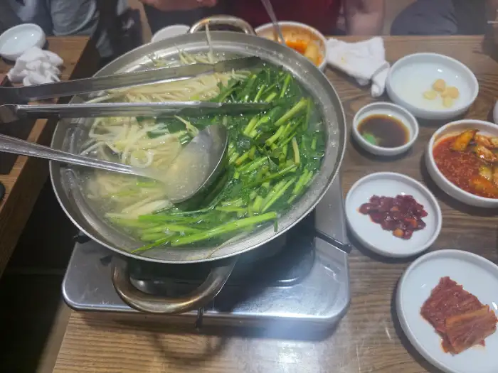 푸짐한 미나리와 콩나물이 가득한 복지리 탕