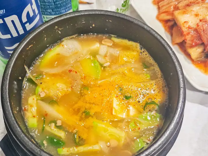 대게요리전문점해저도시의 얼큰한 국물이 돋보이는 해산물 찌개