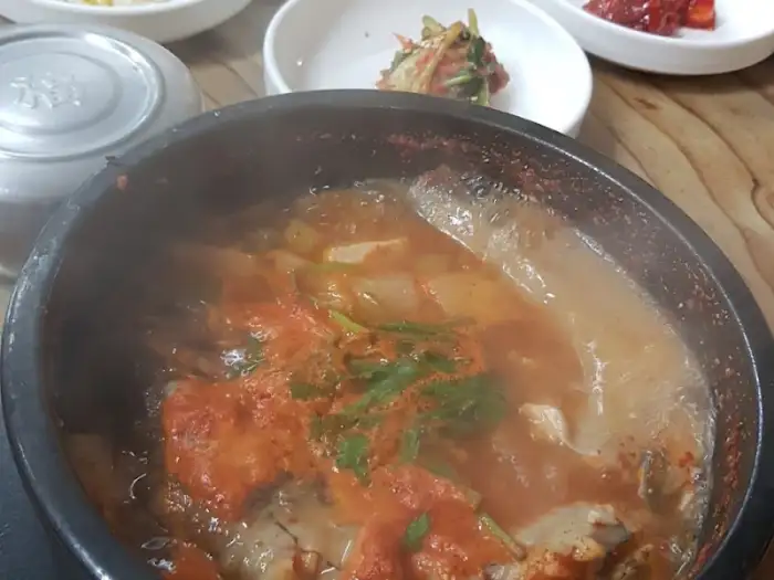 뜨거운 김이 나는 먹음직스러운 생태찌개