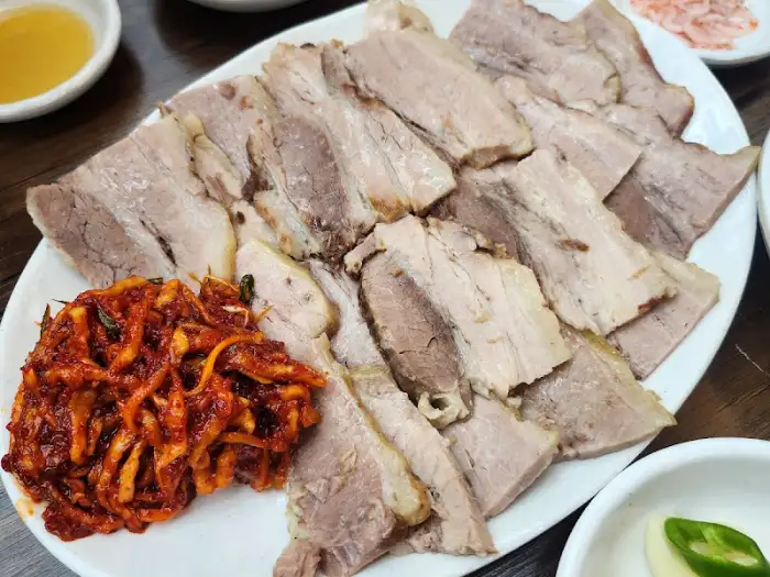푸짐하게 담긴 소문난 주문진막국수 수육