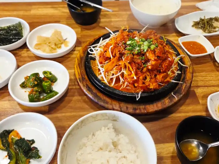 다양한 밑반찬과 촌닭불고기, 밥이 함께 차려진 식탁 모습