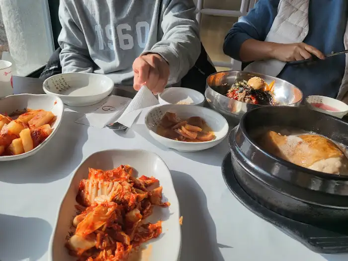 감나무집 테이블 세팅과 밑반찬