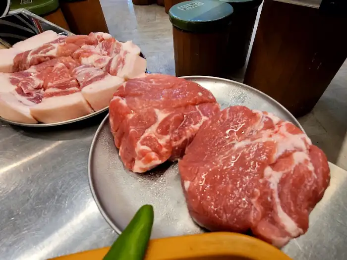 원조 부안집 신선한 목살과 삼겹살의 모습