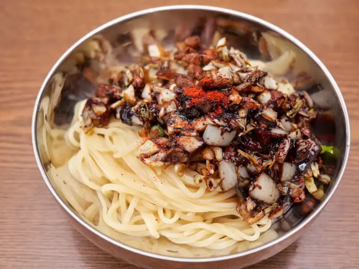 순창식당 짜장면, 짙은 검은 소스와 쫄깃한 면발의 조화