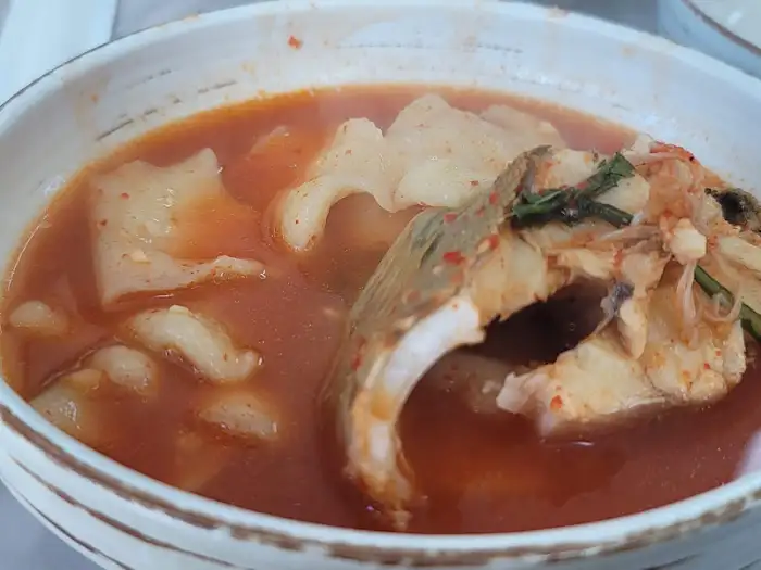 푸짐한 쏘가리 매운탕 속 큼직한 쏘가리 살점
