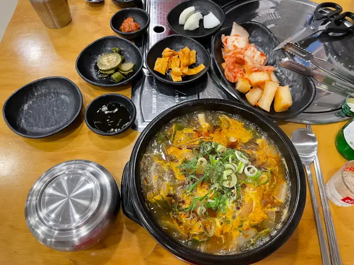 테이블 위에 차려진 곰작골나주곰탕 사천점의 푸짐한 한상차림