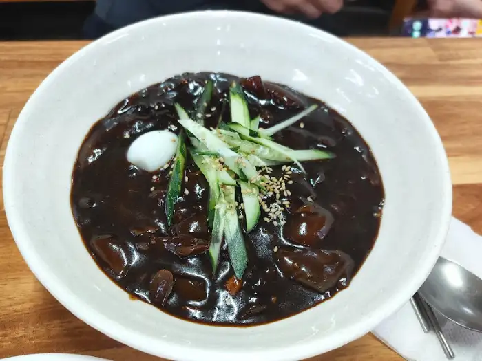 고소한 짜장 소스가 듬뿍 담긴 짜장면