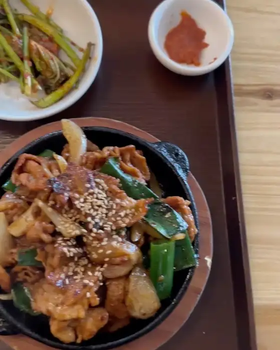철판에 담겨 나온 매콤한 직화 제육 볶음