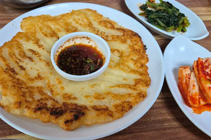 바삭하고 쫄깃한 감자전과 곁들임 반찬