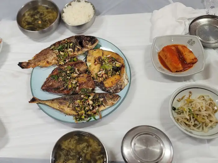 명촌식당의 생선구이 정식 한상차림, 밥과 국, 밑반찬까지 풍성하게 차려져 있습니다.