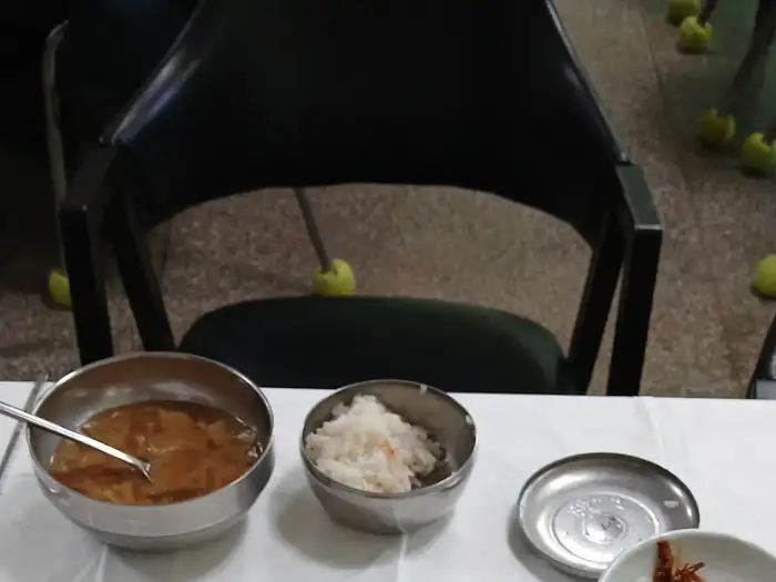 부동식당에서 제공되는 밥과 국물, 그리고 정갈한 반찬이 함께 나옵니다.