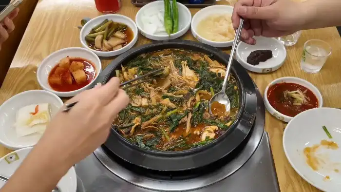 싸리골 흑염소 보양식의 흑염소 무침탕을 즐기는 모습