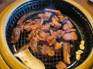 쾌지나칭칭 숯불 위 돼지갈비 구워지는 모습
