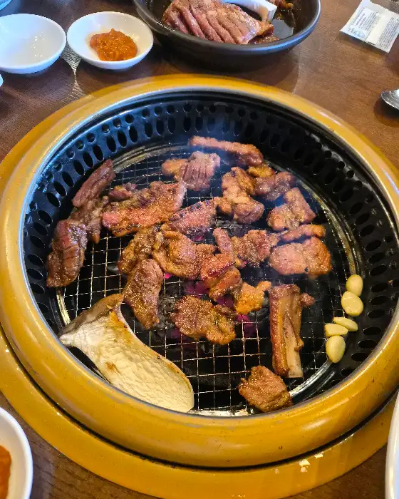 쾌지나칭칭 숯불 위 돼지갈비 구워지는 모습