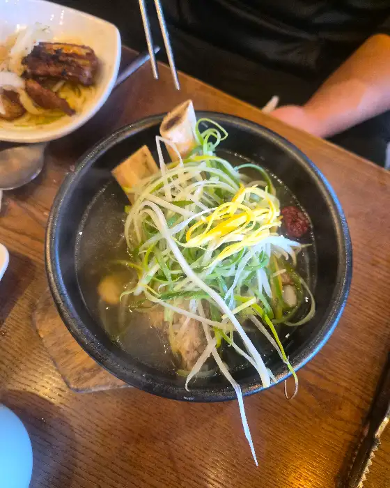 쾌지나칭칭 왕갈비탕 그릇에 담긴 푸짐한 고명