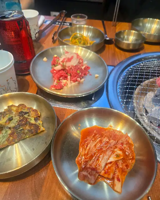 김치와 제육볶음, 전 등이 담긴 반찬 접시