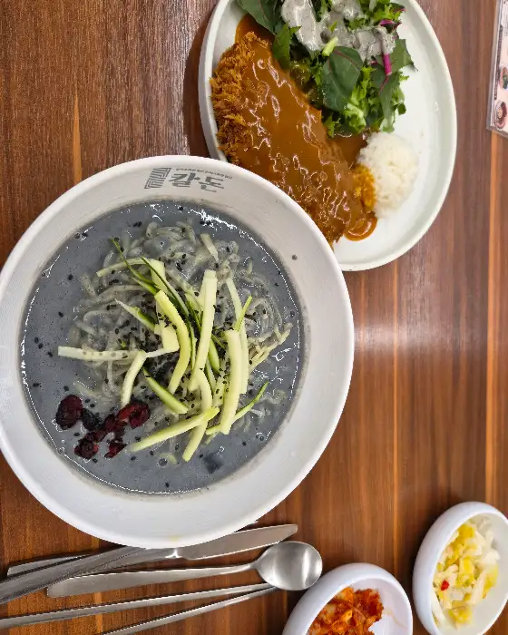 들깨 칼국수와 돈까스