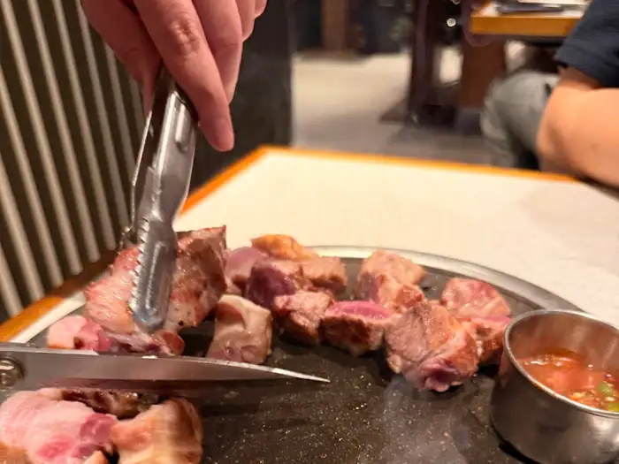 잘 익은 흑돼지 조각