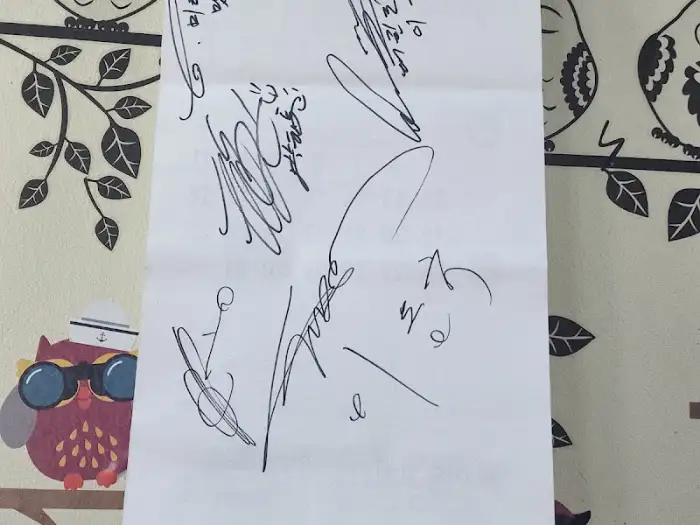 유명 인사 사인이 담긴 종이