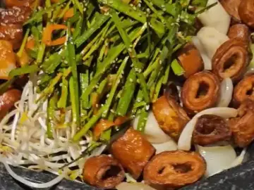 오두막창 전주객사점의 직화로 구워져 나오는 막창과 신선한 야채