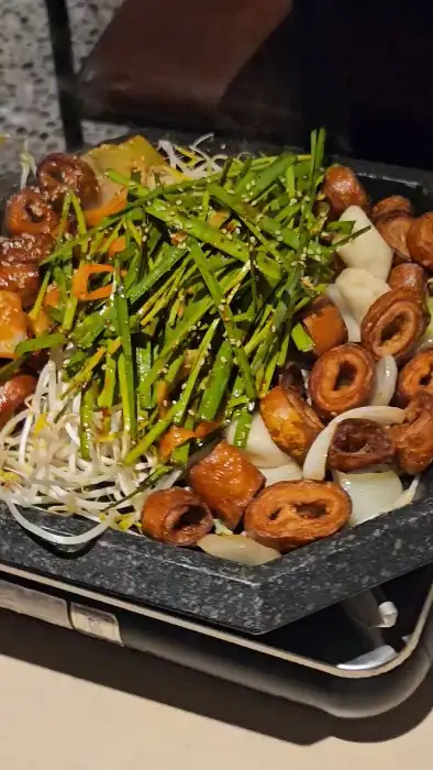 오두막창 전주객사점의 직화로 구워져 나오는 막창과 신선한 야채