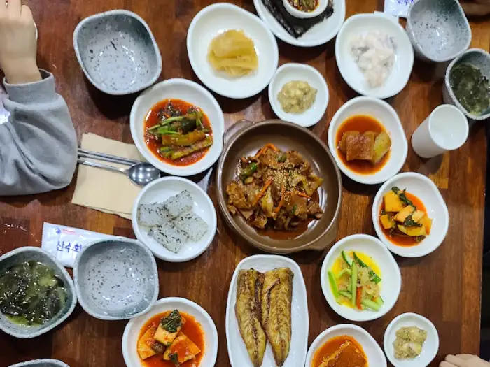 다양한 반찬과 메인 요리로 구성된 뜰안에 한상차림