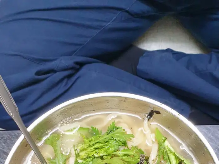 호박식당 칼국수에 곁들여진 신선한 파와 채소
