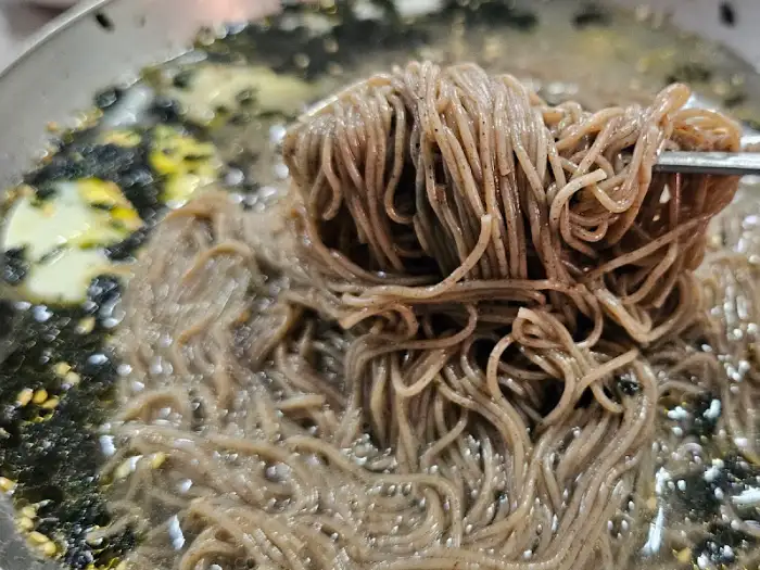 잘 비벼진 백촌막국수 면발 디테일