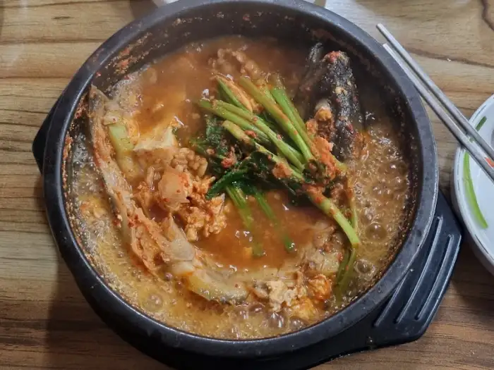 생태찌개 안에 푸짐하게 들어있는 생태와 채소