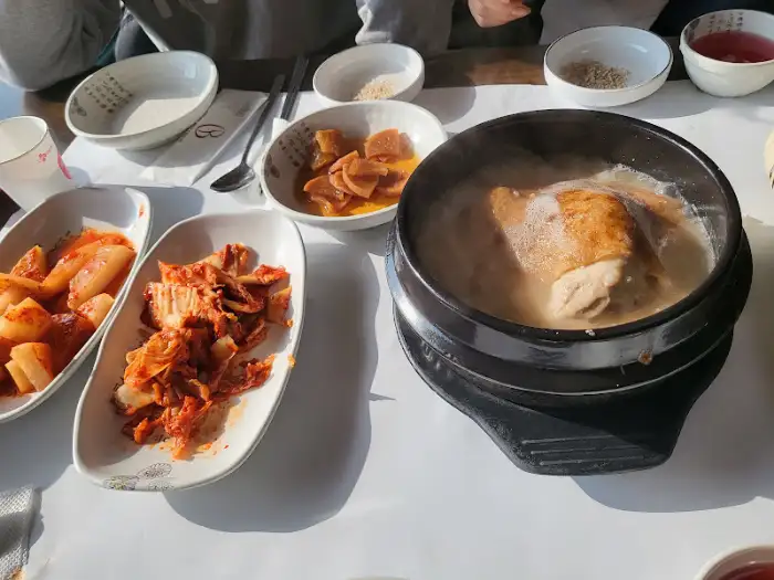 감나무집 누룽지 삼계탕 김이 모락모락