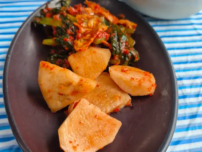강화손칼국수 본점의 맛깔스러운 열무김치와 깍두기