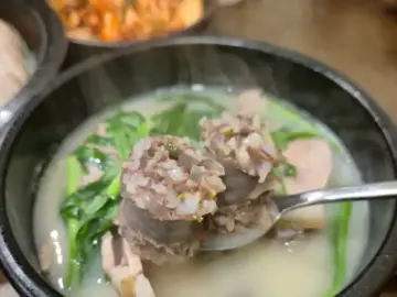 진한 국물과 별미 들기름막국수의 조화, 웅진달서돼지국밥 맛집 웅진달서돼지국밥의 뜨끈한 순대국밥 한 그릇