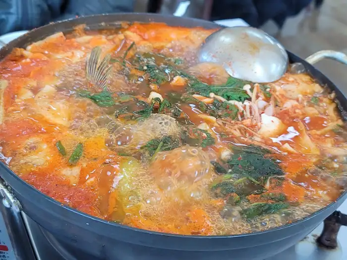 보글보글 끓고 있는 쏘가리 매운탕 냄비