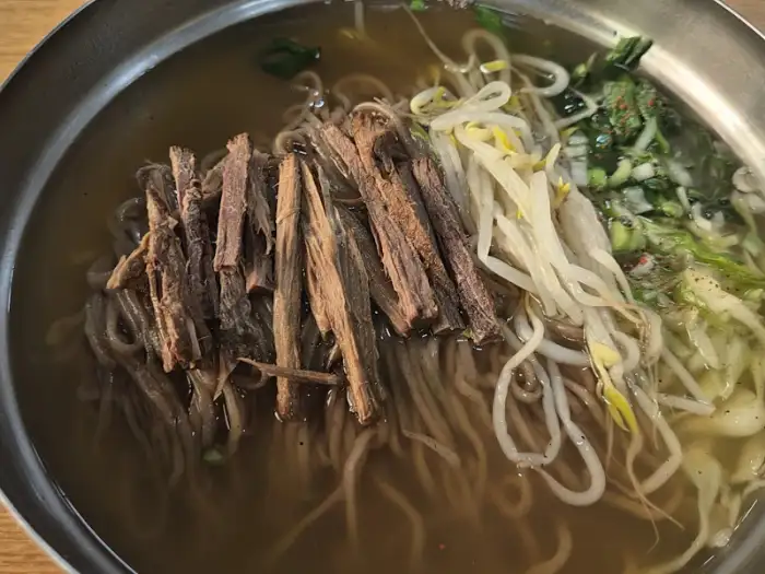 다시식당 온소바 위에 얹어진 푸짐한 고기 고명