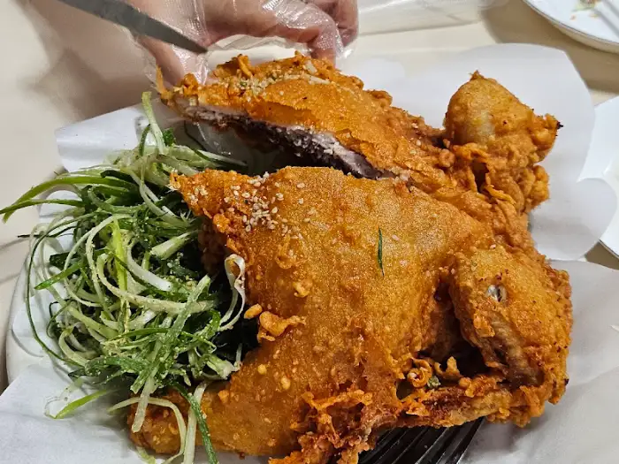 부여 시골통닭, 푸짐하게 담긴 통닭과 곁들임 파채