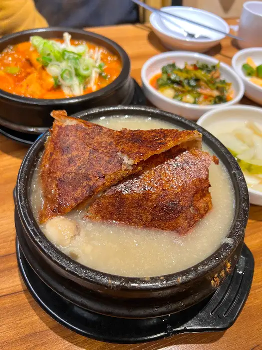 푸짐한 닭볶음탕과 정갈한 밑반찬이 함께 나온 상차림