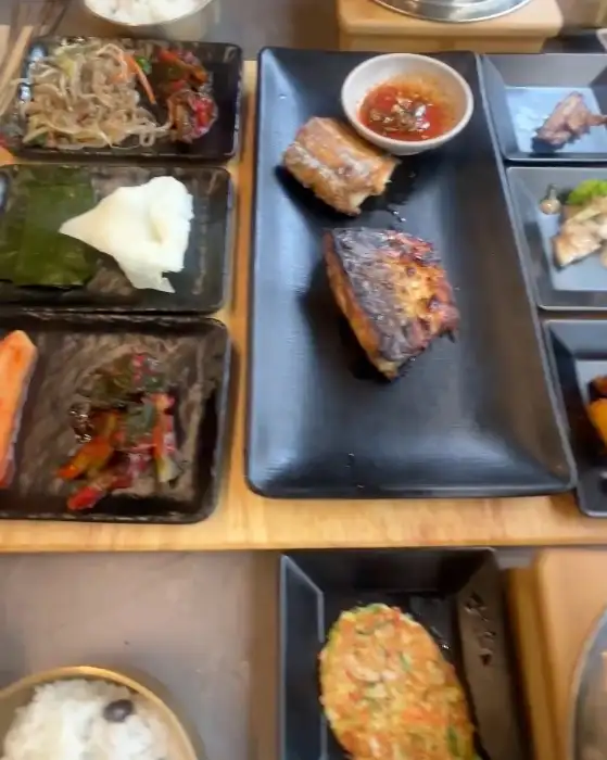 잘게 썰린 생선 조각과 함께 매콤한 양념이 돋보이는 음식