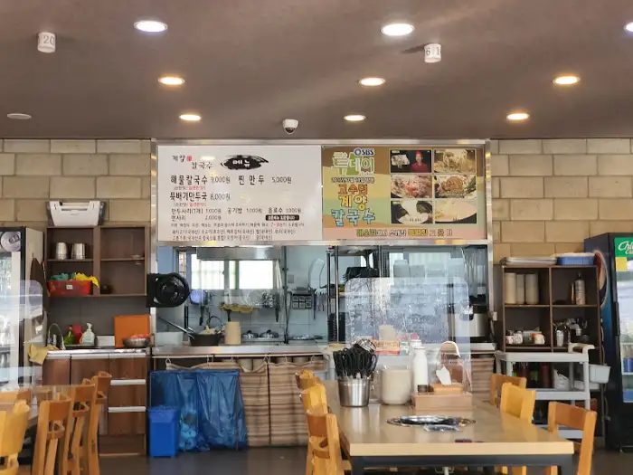 메뉴판과 내부 전경