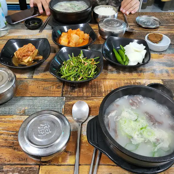 김이 모락모락 나는 국밥과 밥