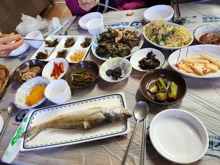 지리황식당 테이블 위에 놓인 밥과 비빔밥 재료들