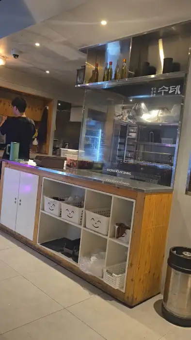 매장 내부의 깔끔한 카운터와 수납 공간