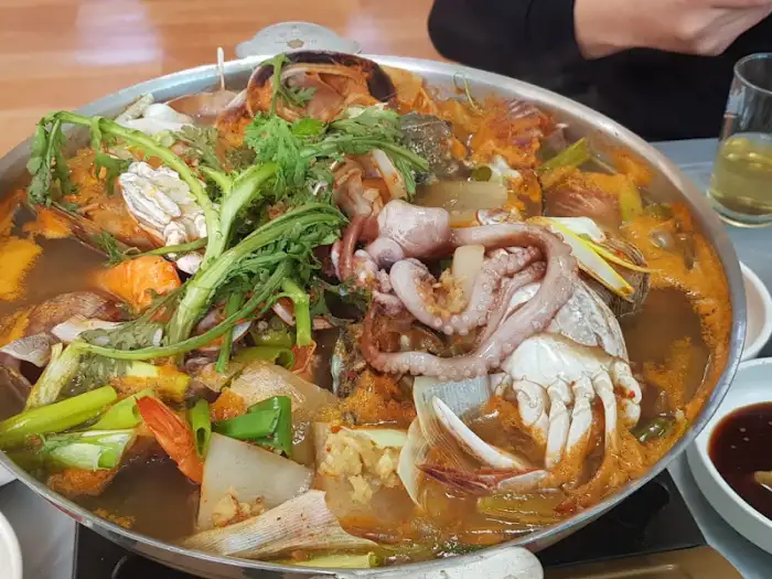 겨울철 예약 필수 메뉴인 부동식당 해물탕은 푸짐한 해산물이 가득합니다.